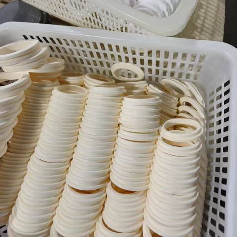 Anelli in ceramica nei cestelli di stoccaggio